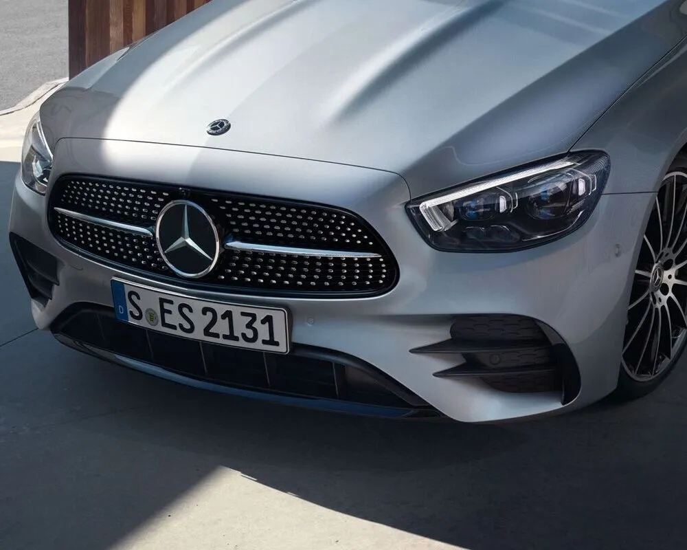 Світло підкреслює статус