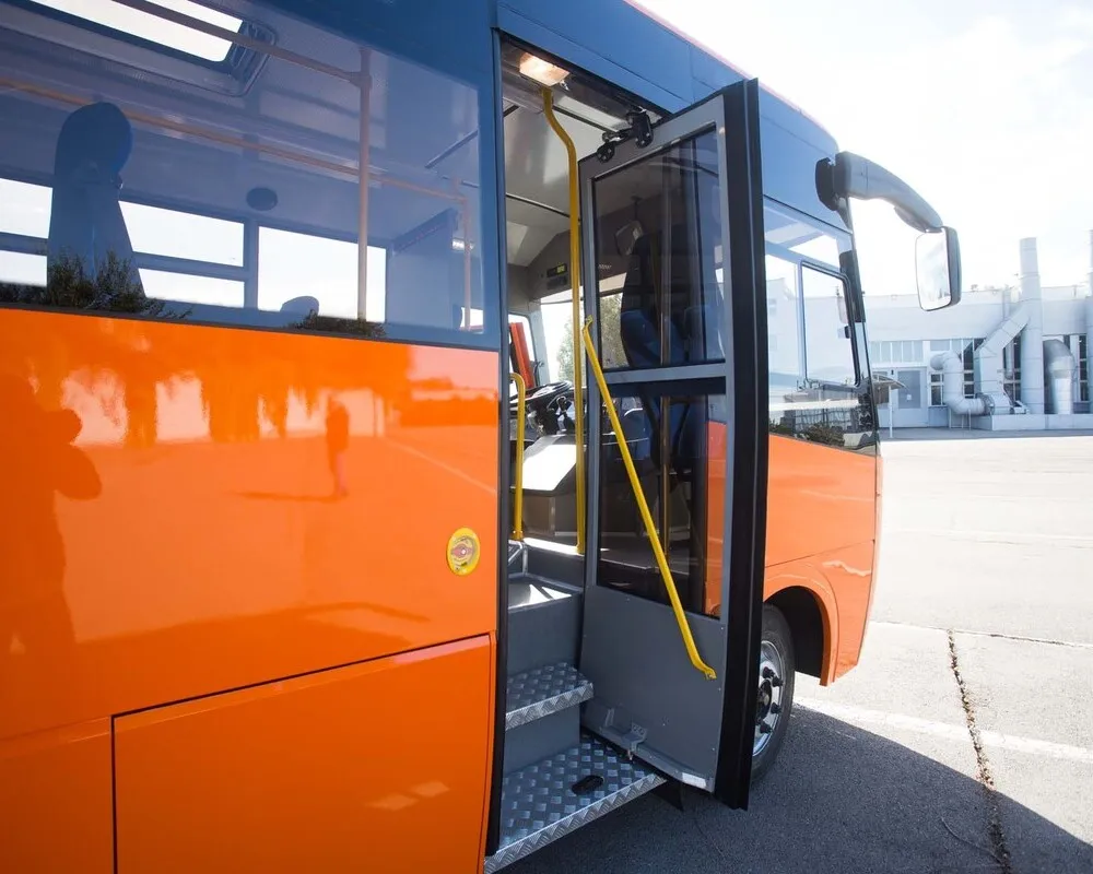 Двері з пневмоприводом